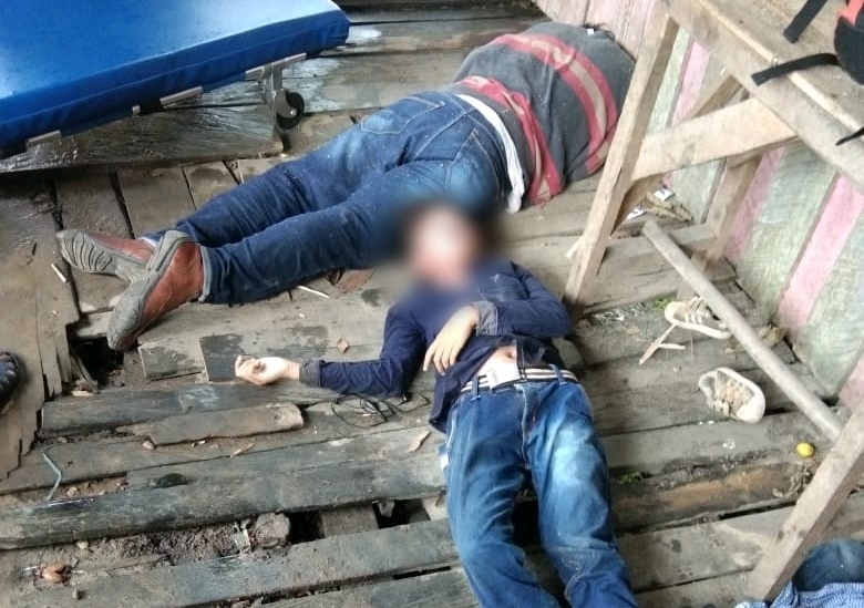 Dua korban tewas tergeletak usai tersambar petir saat berteduh di pinggir jalan.