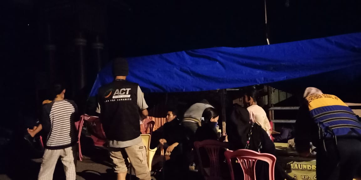 PEDULI SESAMA: Relawan ACT mengangkat bantuan untuk warga Bengkulu yang terkena banjir. Foto kiri, salah satu posko yang disiapkan ACT.
