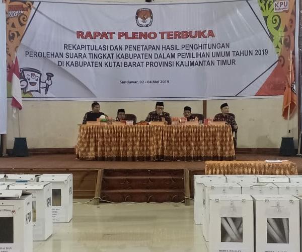 PLENO. Proses rekapitulasi tingkat KPU di Kutai Barat berlangsung lancar. Polri dan TNI maksimal memberikan pengamanan hingga tahapan pemilu selesai.