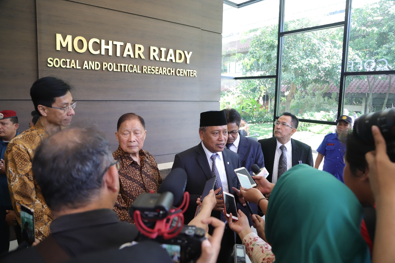 Menristekdikti Mohamad Nasir saat ditemui wartawan usai acara peresmian gedung riset sospol baru di UI, Kamis (2/5).   (Foto : dok/Kemristekdikti for Kaltim Post)