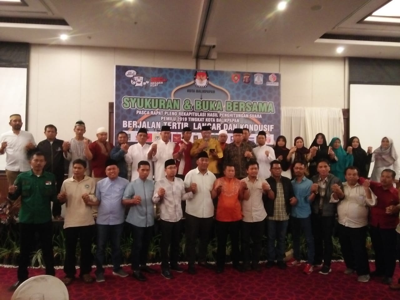 KPU bersama perwakilan caleg usai pleno dan silaturahmi di Hotel Le Grandeur Balikpapan, Senin (6/5) petang.