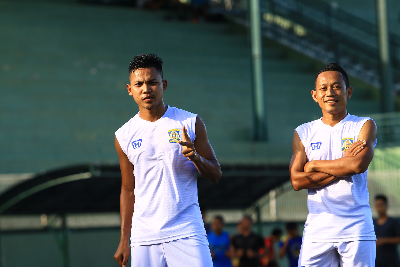 UJIAN PERTAMA : Imam Mahmudi akan mendapat tugas cukup berat mengawal Cristian Gonzales pada pekan perdana Liga 2, Sabtu (22/6) nanti.