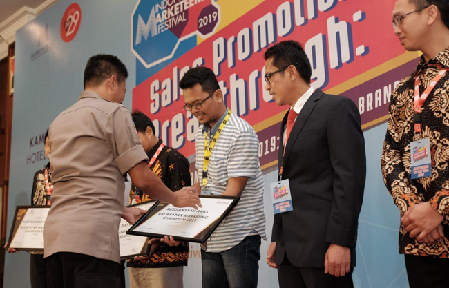 Direktur Prokal.co (media online Kaltim Post Group) yang juga Pemred Kaltim Post, Faroq Zamzami menerima piagam penghargaan yang diserahkan Deputy Chairman Markplus Inc Jacky Mussry.