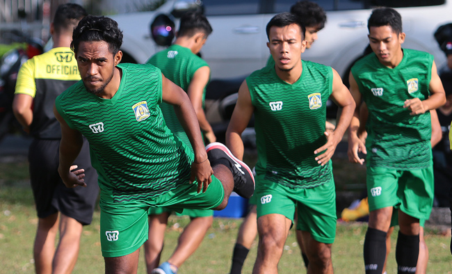 JAGA KONDISI : Jelang bentrok melawan PSIM Jogjakarta, Andre Putra Wibowo (kiri) menyebut persiapannya sudah maksimal.