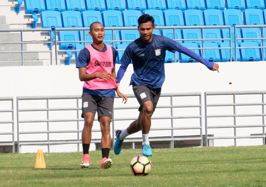Yudi Khoerudin (biru) saat masih berseragam Persiba Balikpapan. Kali ini ia bakal main di Stadion Batakan sebagai lawan.