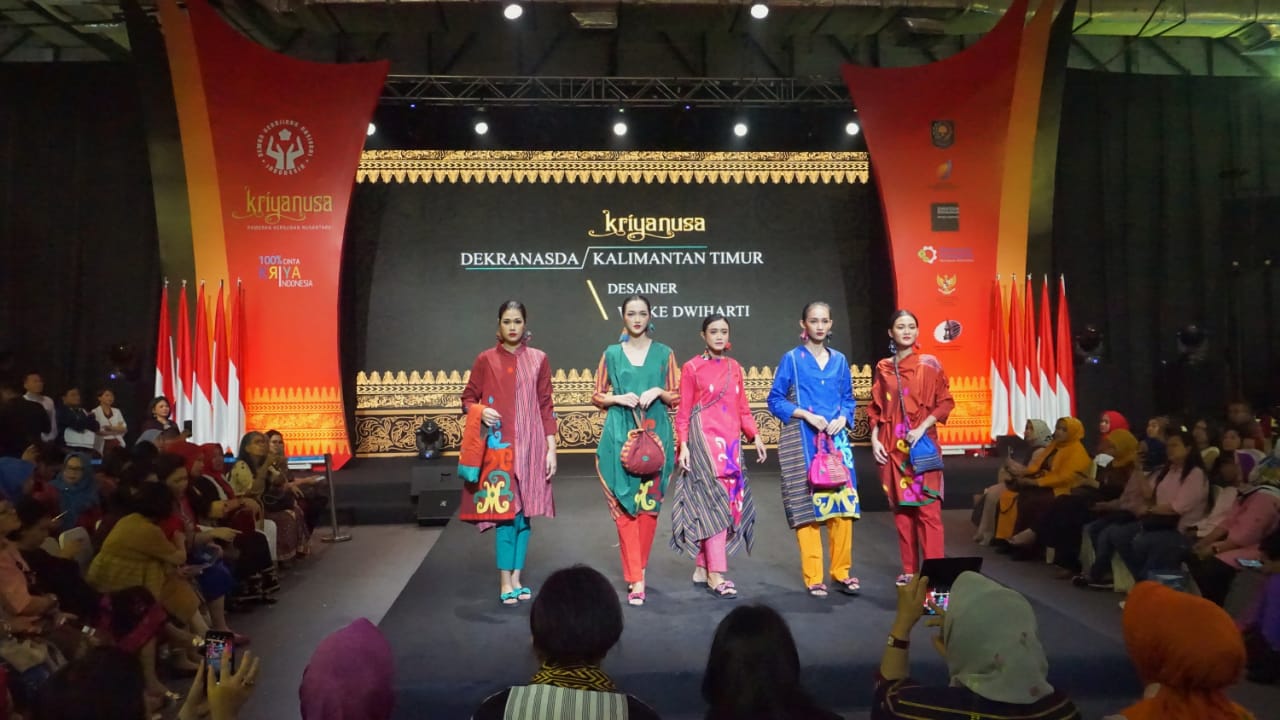 SARUNG SAMARINDA: Karya Wieke Dwiharti dengan paduan antara kain lurik dan sarung samarinda, tampak sekali ke-khas-an warna cerah dan motif sarung samarinda mendominasi.