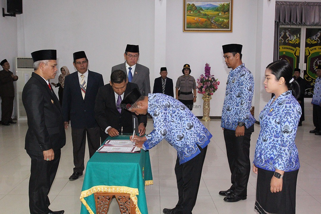 Wawali Barkati menyaksikan penandatanganan pada acara pengembalian sumpah janji ASN.