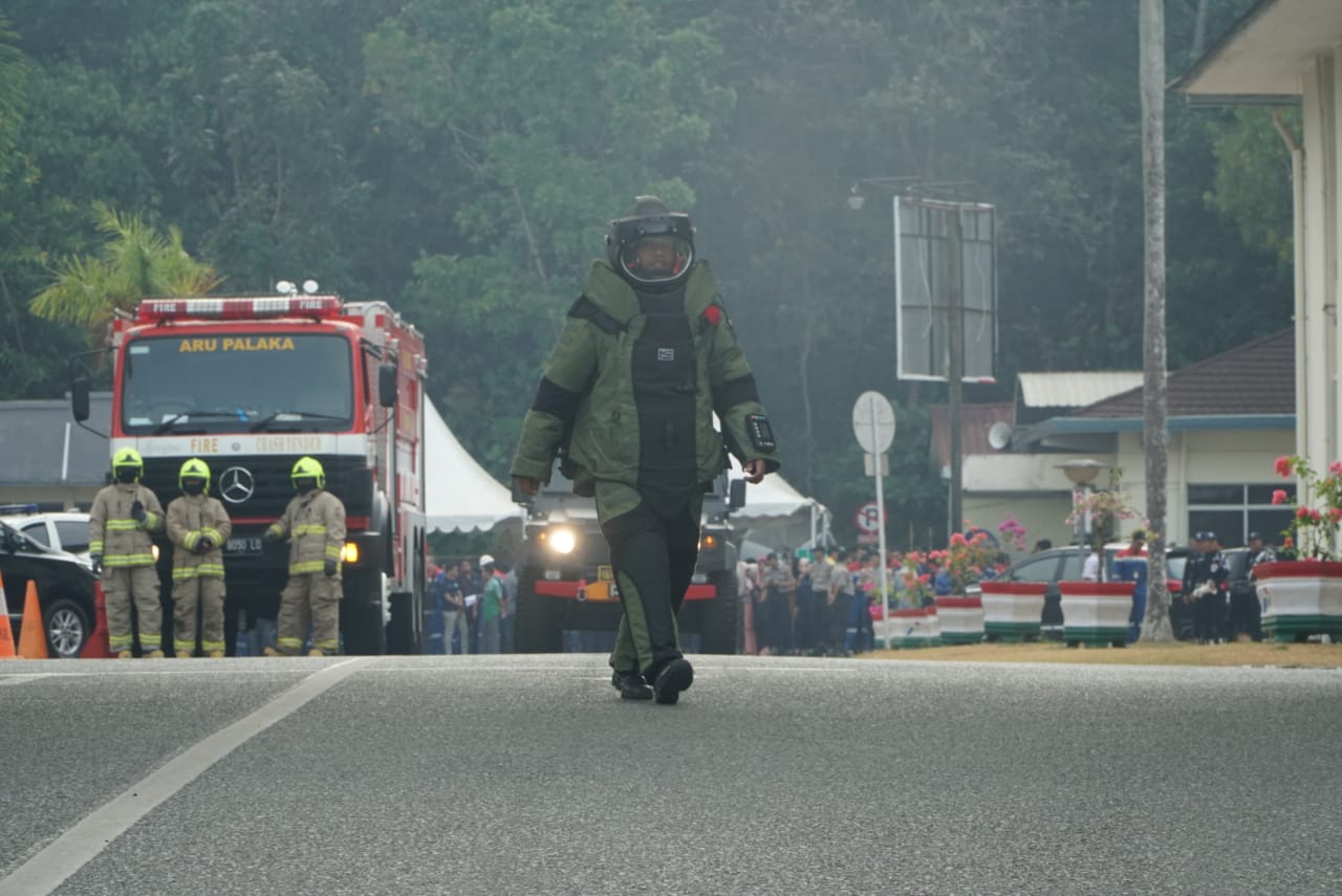 Petugas Jihandak dari Brimob Polda Kaltim mengamankan ancaman bom yang terjadi Kantor Besar Pertamina RU V, Jumat (20/9) pagi.