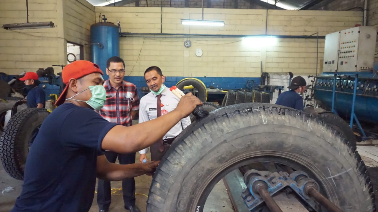 Kadis Perindustrian Faisal bersama Asisten II Endang Liansyah mengunjungi usaha vulkanisir ban.
