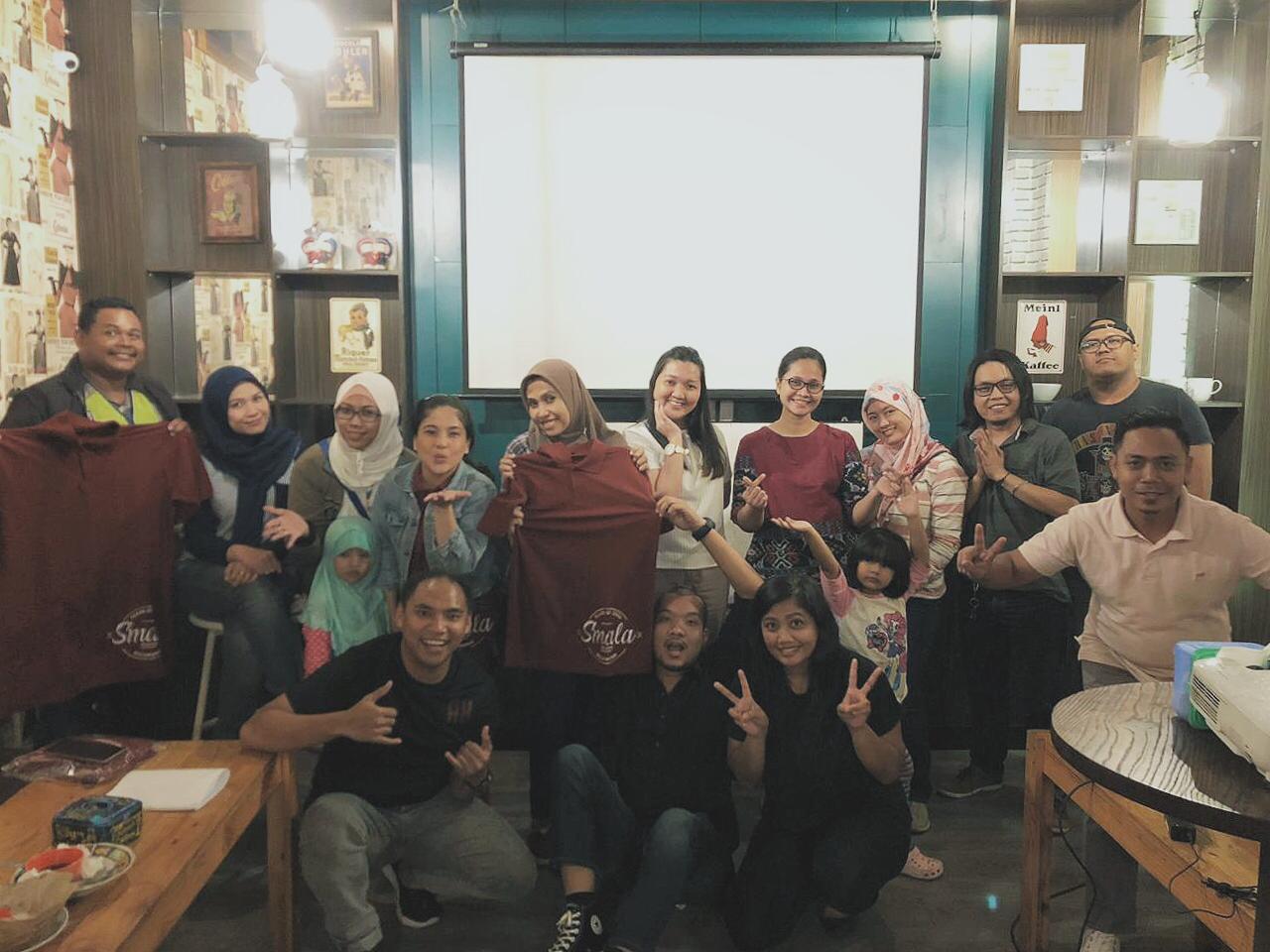 AJAK SILATURAHMI: Panitia Reuni SMA 5 berkumpul seusai rapat persiapan.