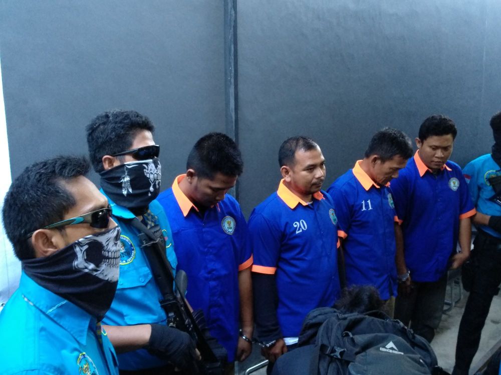 Firman Kurniawan (tiga dari kiri) hanya tertunduk saat dihadirkan di depan awak media oleh BNN.