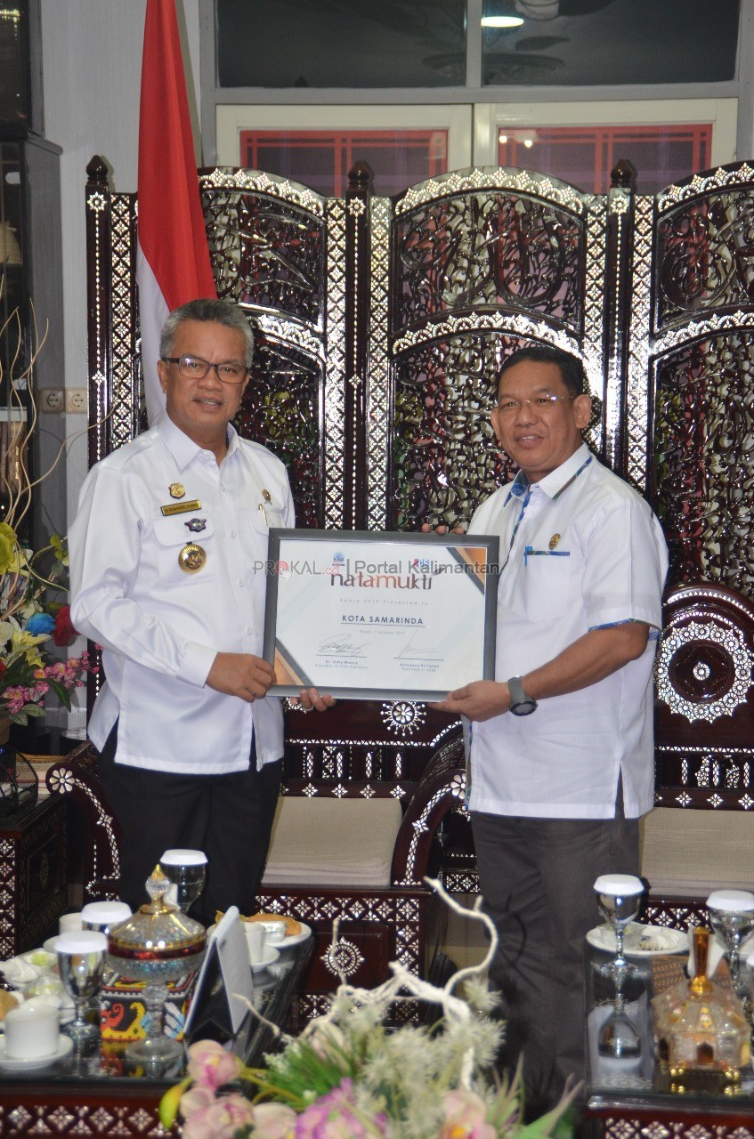 Walikota bersama kepala Dinas Koperasi dan UKM Ibnu Araby