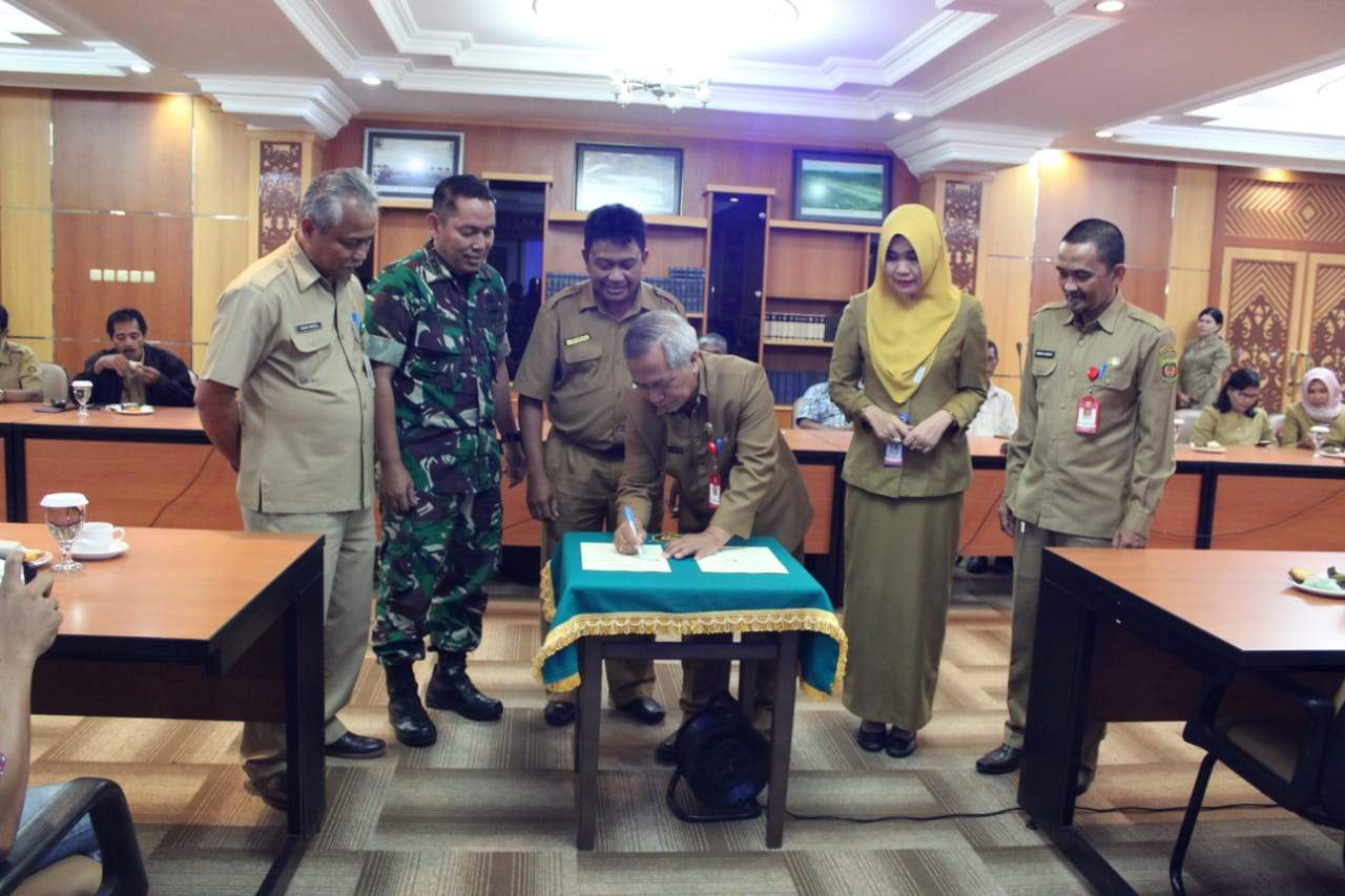 KERJA SAMA. Penandatanganan perjanjian kerja sama pendampingan dilaksanakan di Ruang Rapat Lantai 2 Wakil Wali Kota Samarinda, Selasa (15/10).