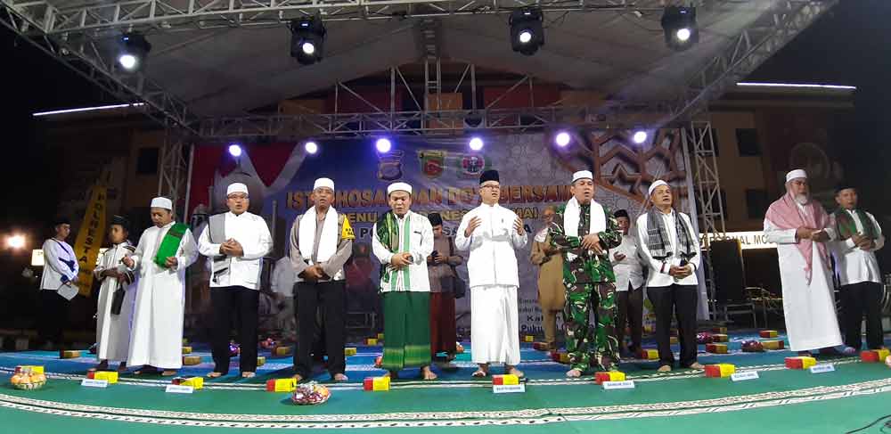 Syaharie Jaang bersama Kapolres dan Dandim serta undangan lainnya.