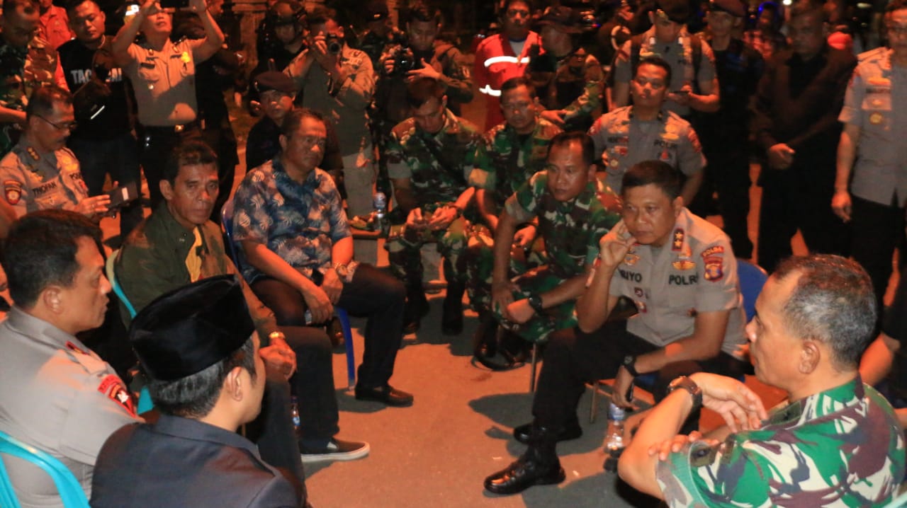 Pangdam VI Mulawarman dan Kapolda Kaltim menginap dan berdiskusi di Penajam Paser Utara. Meski sudah kondusif, anggota TNI tetap berpatroli.