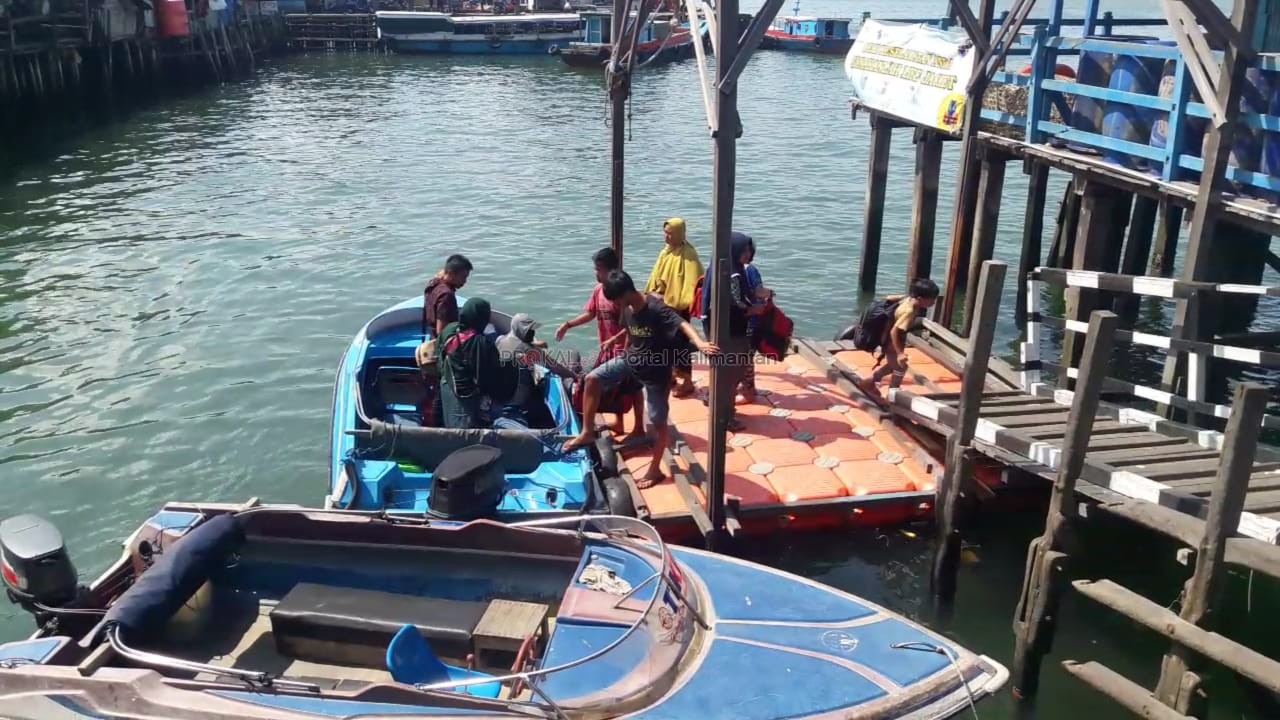 Pelabuhan klotok dan speed di Kampung Baru kembali normal. Warga sudah bisa menyeberang ke Penajam menggunakan kapal dari Kampung Baru.