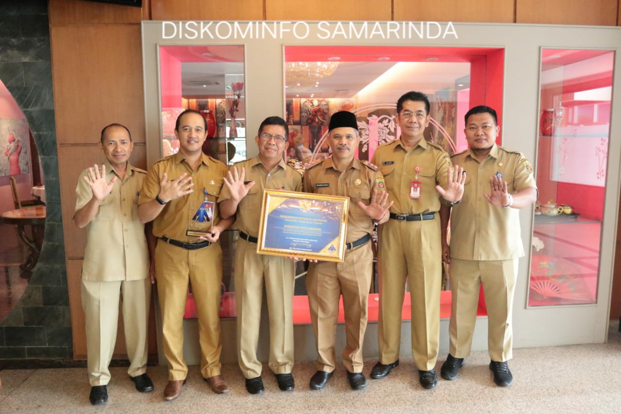Wakil Wali Kota Barkati bersama piagam penghargaan setelah mendapatkan 5 kali WTP berturut.