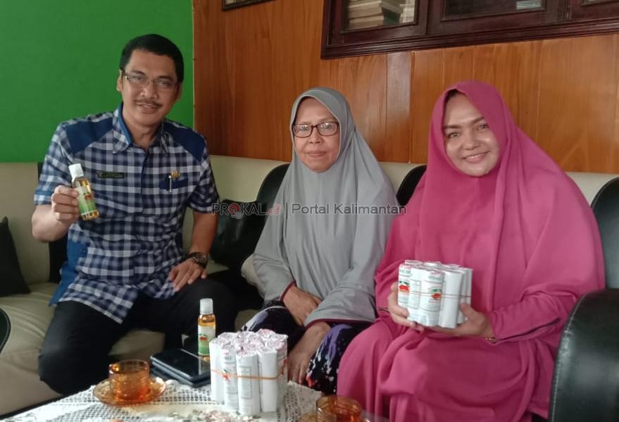 Muhammad Faisal bersama produsen minyak gosok.