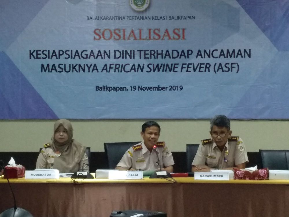 Kepala Balai Karantina Pertanian Balikpapan Abdul Rahman (tengah) saat membuka acara.