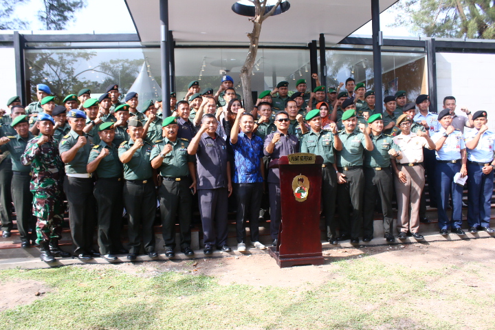 SEMANGAT: Jajaran komandan satuan, kabalak, ketua Koperasi Kesatuan, dan lintas kesatuan seusai menggelar opening show unit Apartemen Skybox yang dibangun di halaman Makodam VI Mulawarman, Kamis (12/12).