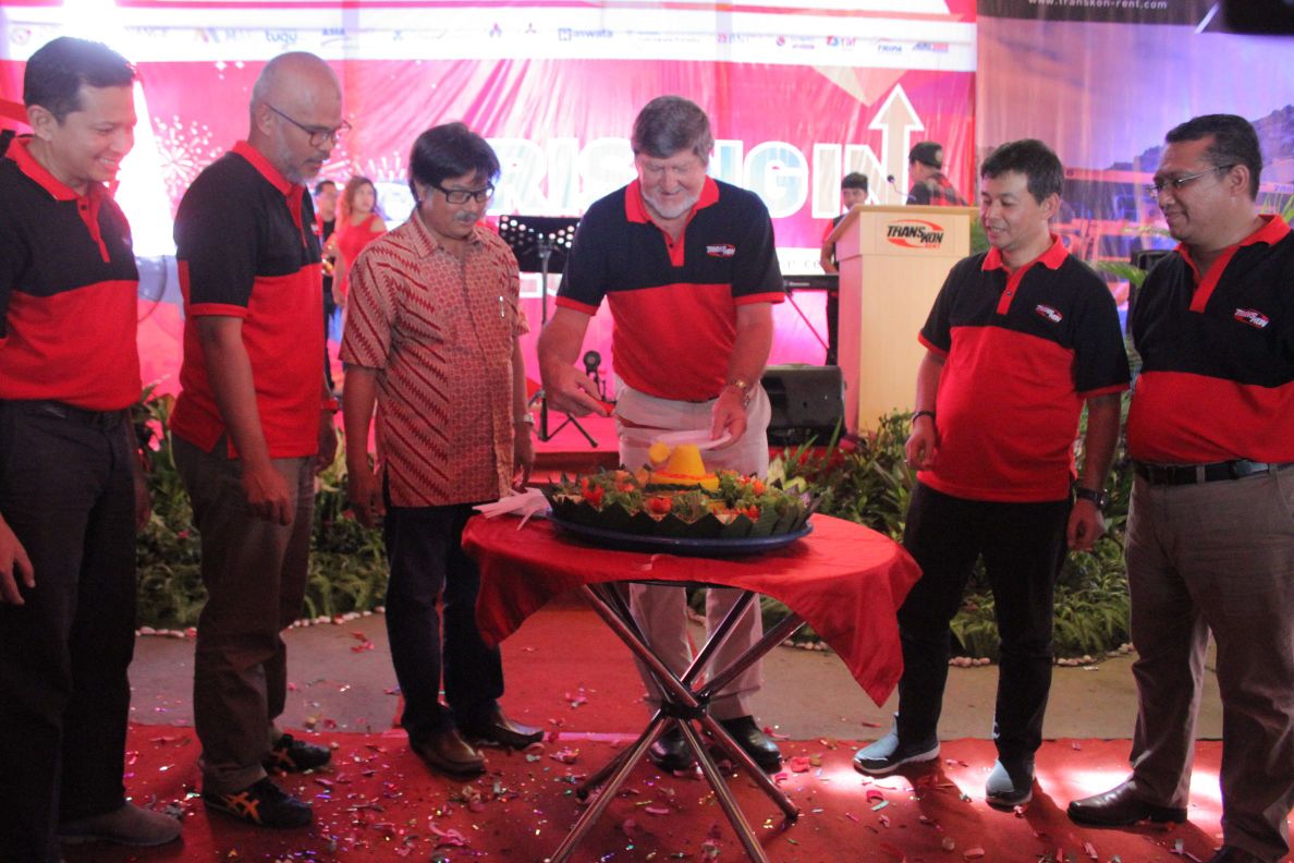 Jajaran manageman PT Transkon Jaya melakukan prosesi pemotongan tumpeng dalam kegiatan Rising in 2020 End of Year (EoY) Celebration Transkon Jaya 2019 sebagai wujud rasa syukur untuk melangkah ke IPO atau go public di Tahun 2020.