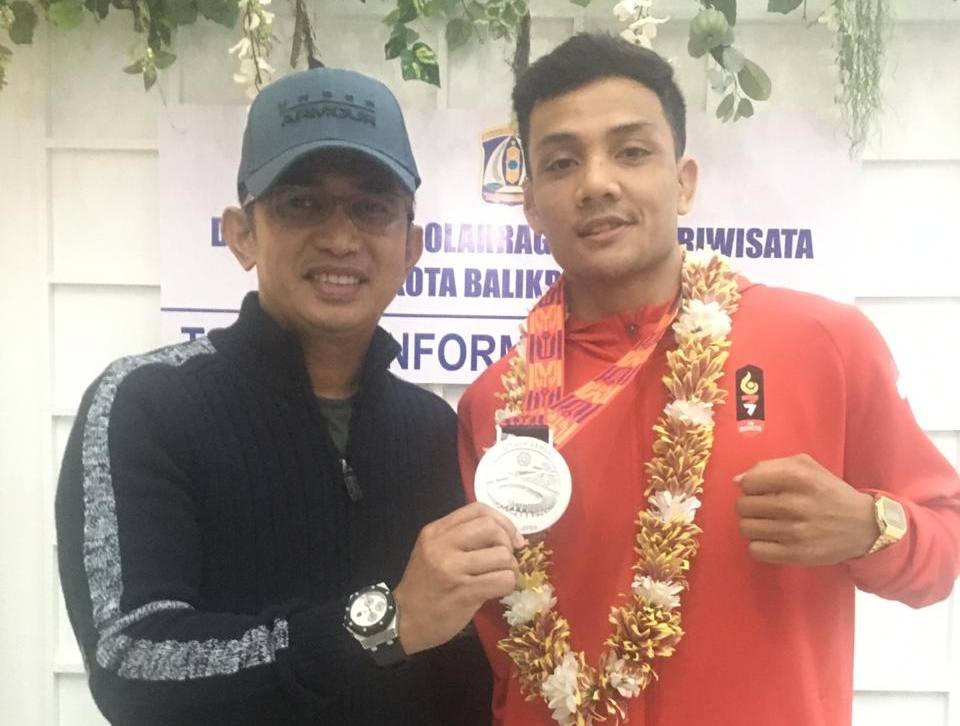 BERPRESTASI : Peraih perak cabor jiujitsu SEA Games Rengga Rafael Richard bersama Wawali Balikpapan Rahmad Masud di terminal kedatangan Bandara Internasional SAMS Balikpapan.