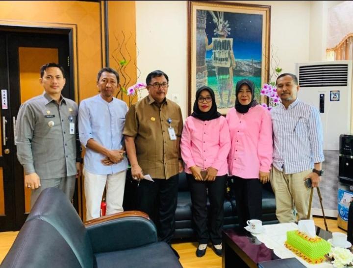 DUKUNGAN PENUH: Wali Kota Balikpapan Rizal Effendi (tiga kiri) bersama Camat Balut Fachrul Razi (kiri) dan Slamet Imam (kanan) usai audensi, Senin (13/1).