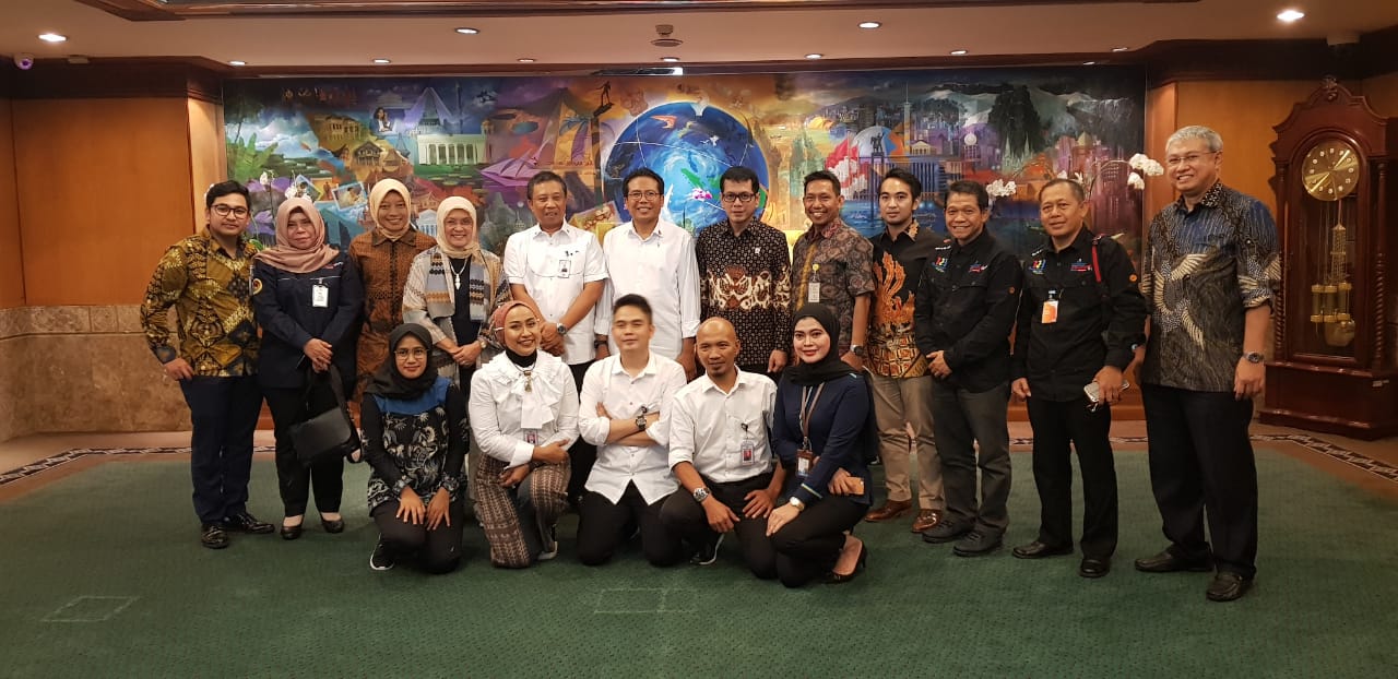 RUTE MENANTANG: Panitia MIM 2020 saat bertemu Menparekraf Wishnutama (enam kanan, berdiri) di kantornya.