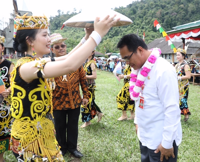 PAWAI BUDAYA : Sekprov Kaltara, H Suriansyah menghadiri pembukaan Pawai Budaya di Desa Mara Satu, Jumat (3/1) lalu.