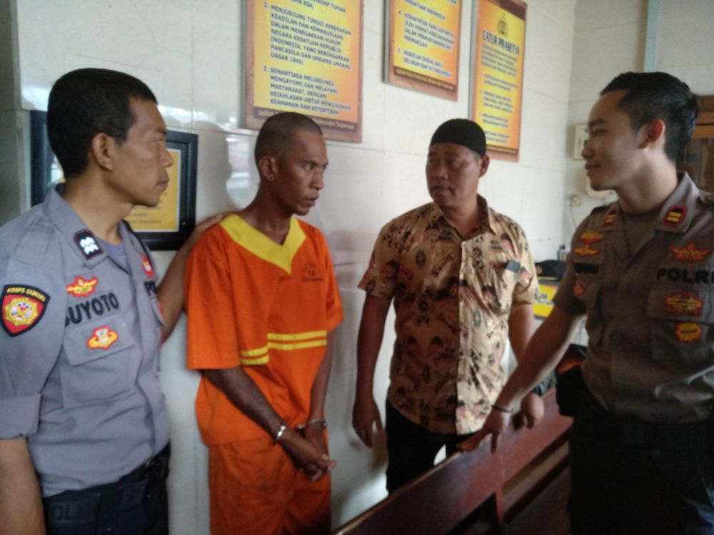 Wakapolsekta Balikpapan Barat Iptu Rachmawan (kanan) menginterogasi pelaku penikaman. Foto: wawan/prokal