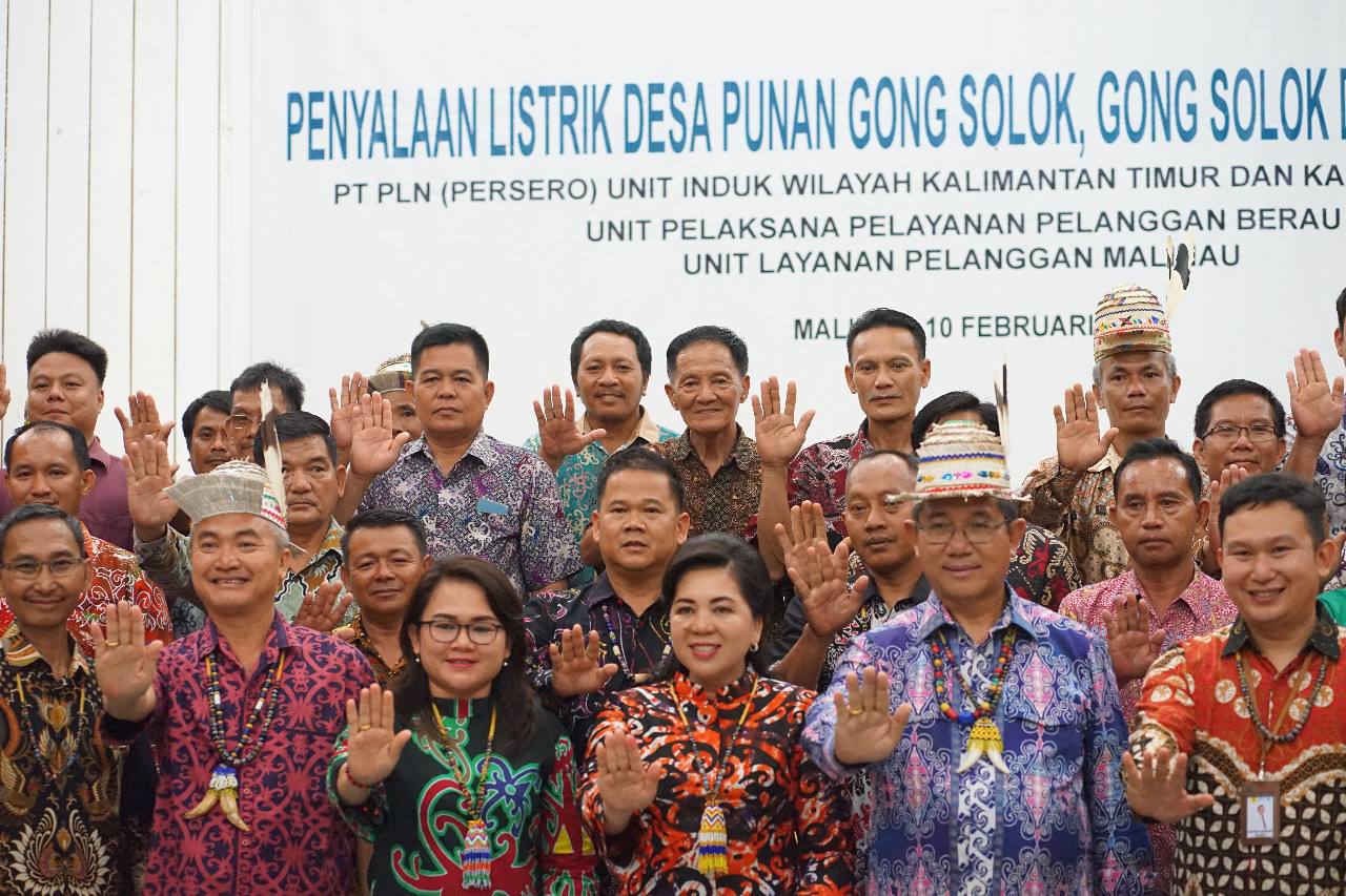 UNTUK MASYARAKAT: Bupati Malinau Yansen Tipa Padan (depan, dua kanan) bersama Manajer PLN UP3 Berau Hendra Irawan (depan, kanan) dalam acara peresmian masuknya listrik di ketiga desa di Malinau.