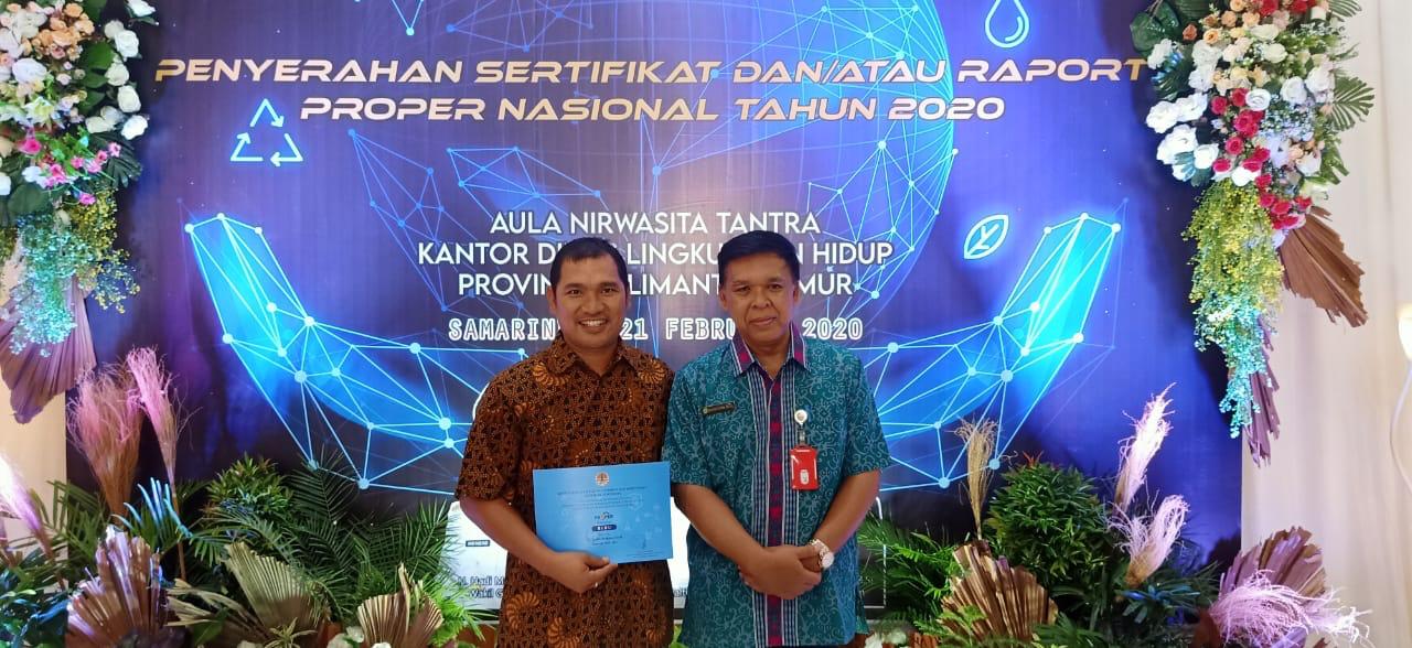 JADI SATU-SATUNYA: Karina Sembiring (kiri) bersama Kepala Dinas Lingkungan Hidup Kaltim, E.A. Rafiddin Rizal (kanan) usai penyerahan  Proper Nasional, Jumat (21/2).