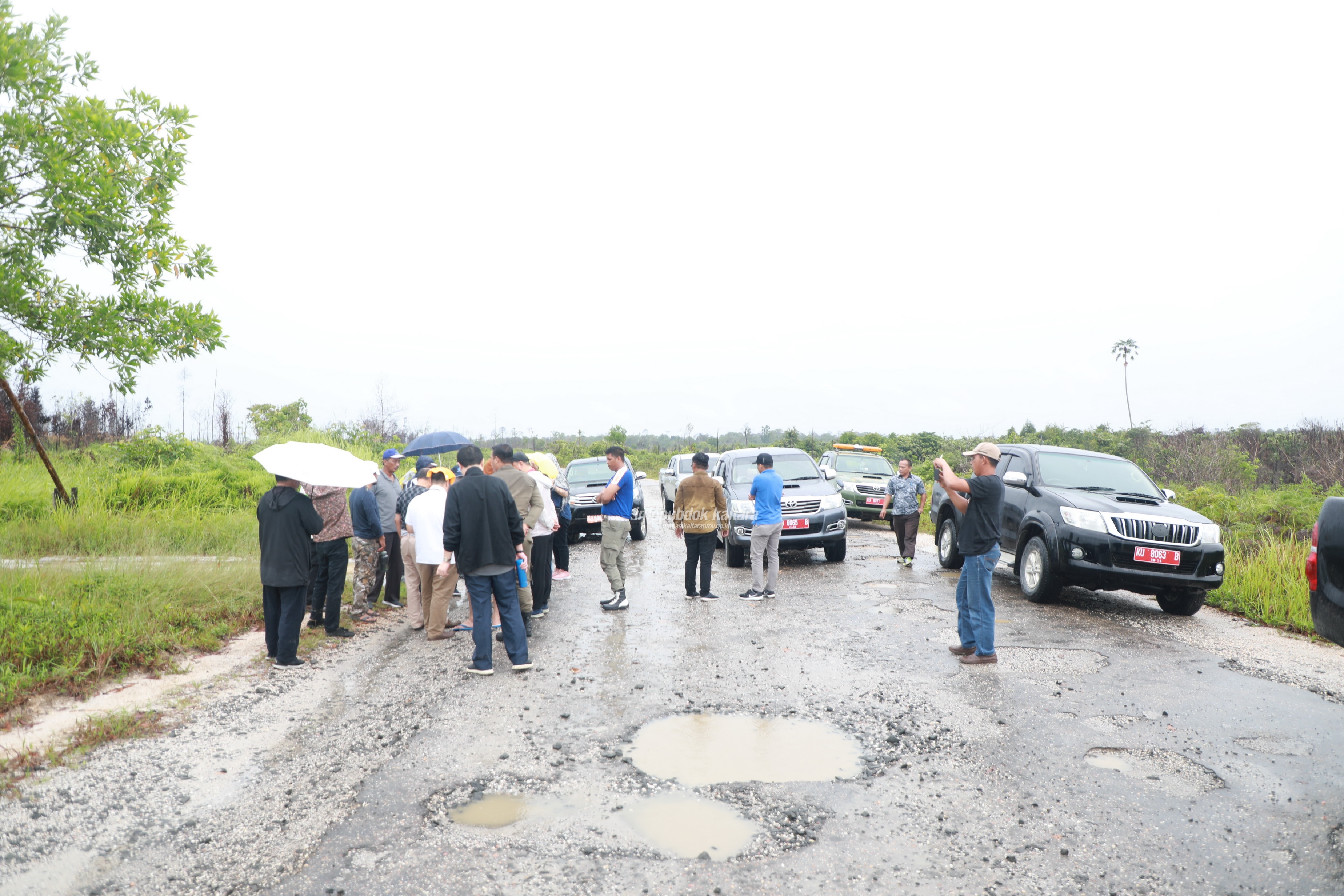 SURVEI : Tim CIECC bersama tim Pemprov Kaltara saat meninjau rencana lokasi KIPI Tanah Kuning-Mangkupadi, baru-baru ini. (humas pemprov kaltara)