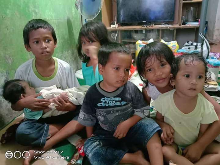 Enam bocah yang kini dirawat kakek dan neneknya setelah orang tuanya meninggal hampir bersamaan.