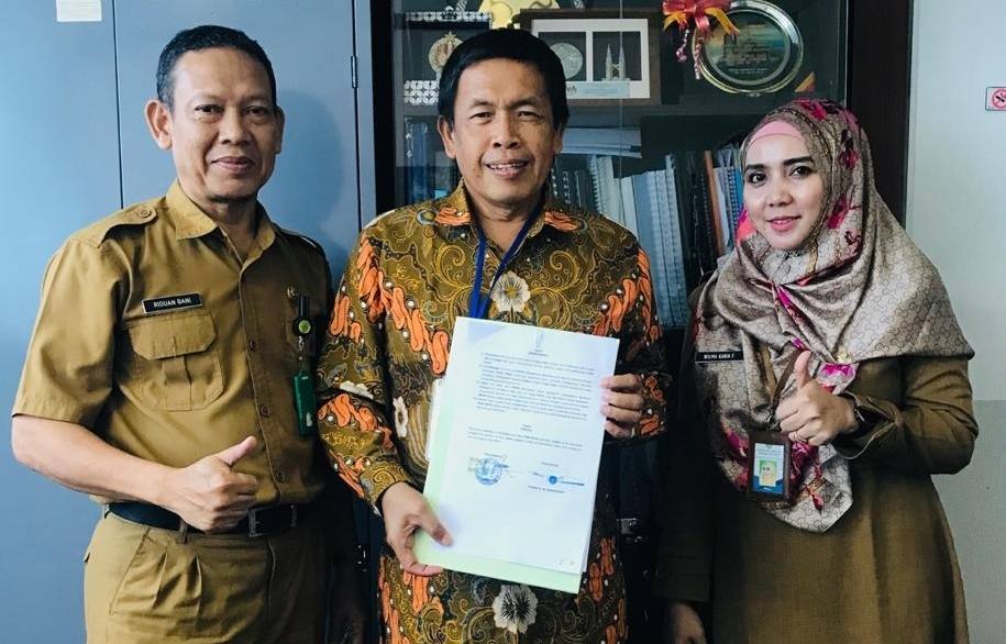 Direktur Operasional PT ATP Mora Siregar diapit Kasubbag Kerja Sama Non Pemerintah Pemprov Kaltim Wilma Kanua Febrina dan Kabag Kerja Sama Pemprov Kaltim Riduan Gani.