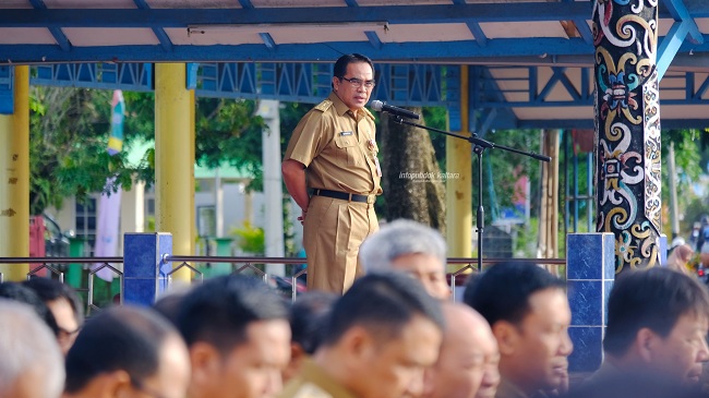 PERCEPAT REALISASI : Sekprov Kaltara, H Suriansyah saat memipin apel bersama di Lapangan Agatish, Senin (06/1).