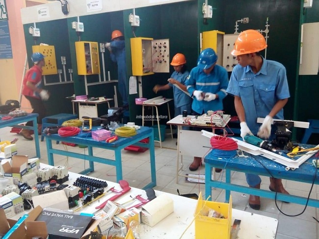 TERAMPIL : Kegiatan siswa salah satu SMK di Kaltara.
