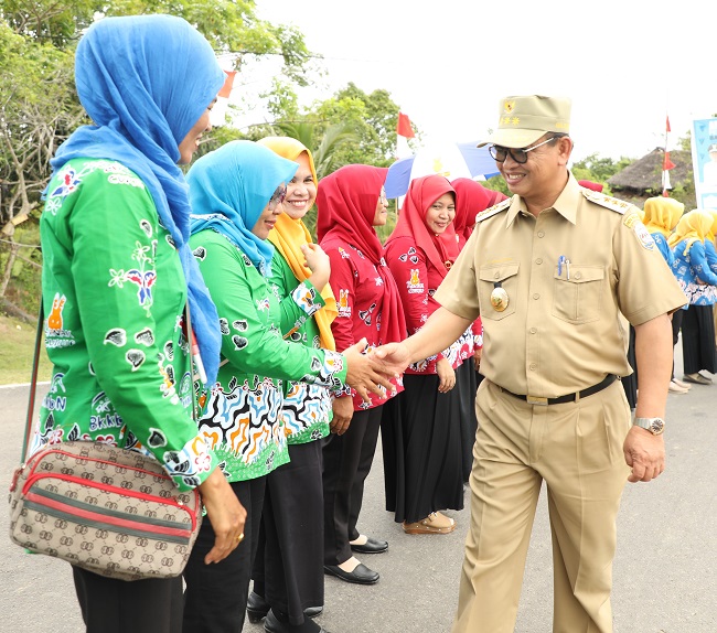KAMPUNG KB : Gubernur Kaltara, Dr H Irianto Lambrie saat melakukan pencanangan Kampung KB Emas di Desa Balansiku, Nunukan, belum lama ini.