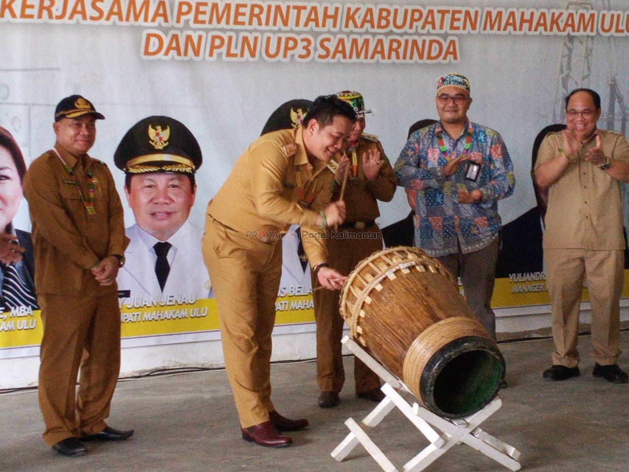 TINGKATKAN KESEJAHTERAAN: Bupati Bonifasius Belawan Geh (kedua kiri) didampingi Wabup Y Juan Jenau dan Sekkab Yohanes Avun (kiri) memukul tuvung pada peresmian peningkatan jam nyala listrik PLN 12 jam di Kampung Long Hubung, Kecamatan Long Hubung, Senin (