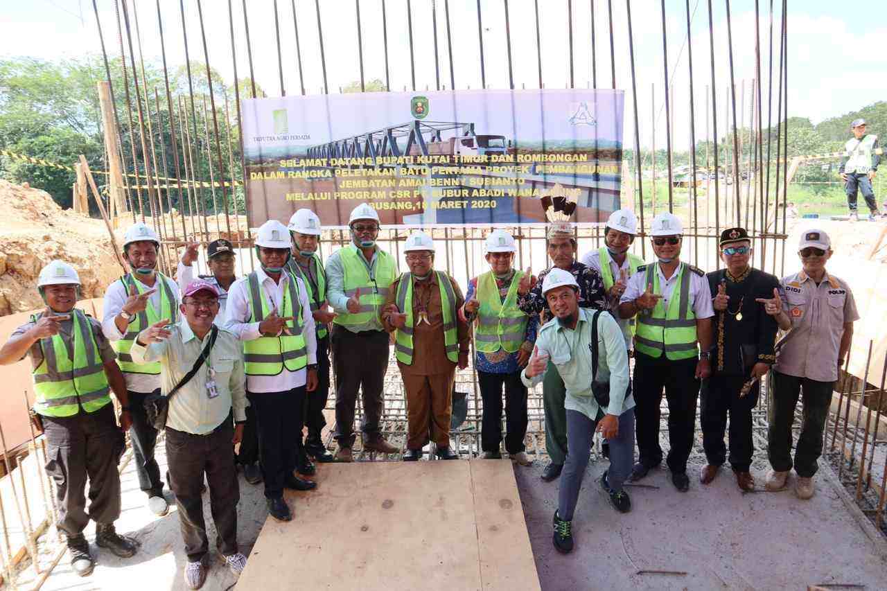 KEBERSAMAAN: Udai dilakukannya pengecoran perdana fondasi Abutmen Jembatan oleh Bupati Kutai Timur, IR. H, Ismunandar (tengah) dilanjutkan dengan berfoto bersama.