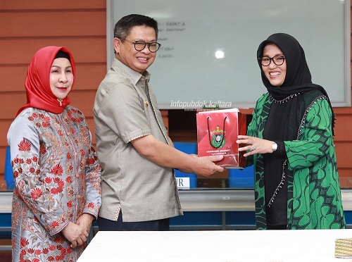 NOTA KESEPAKATAN : Pemprov Kaltara memperpanjang nota kesepakatan dengan Unhas, Makassar, Sulawesi Selatan, Selasa (11/2) di Rektorat Kampus. Nota kesepakatan diteken Gubernur Kaltara Dr H Irianto Lambrie dan Rektor Unhas Prof Dr Dwia Aries Tina.