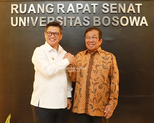 KESEPAHAMAN : Gubernur Kaltara, Dr H Irianto Lambrie berfoto bersama pendiri Bosowa Corp Aksa Mahmud, Rabu (12/2).