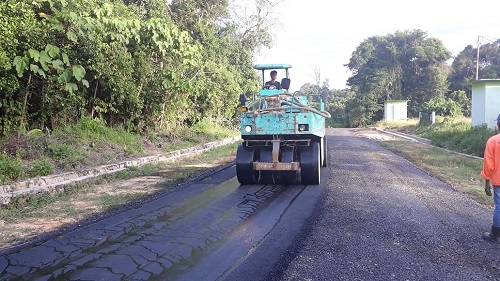 PENGASPALAN : Pengerjaan pengaspalan jalan menuju Pasar Biasau, KTT.
