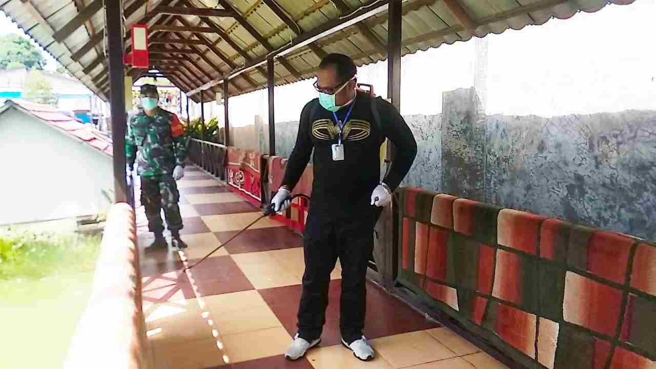 TERJUN LANGSUNG: Kasmidi Bulang tampak melakukan penyemprotan cairan desinfektan di Kecamatan Sangatta Utara dan Sangatta Selatan.