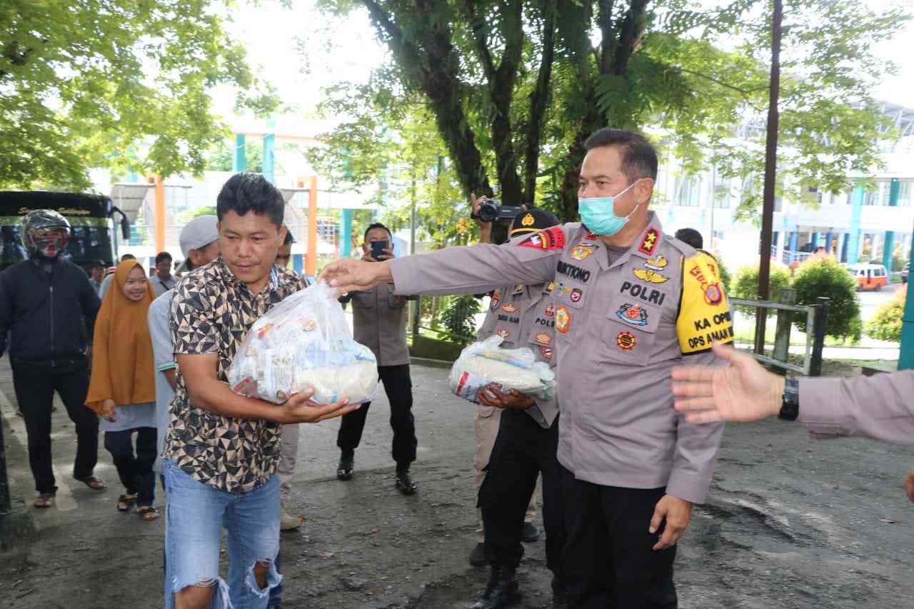 Kapolda Kaltim Irjen Pol Muktiono saat membagikan sembako di kawasan Terminal Batu Ampar Balikpapan, Senin (6/4).