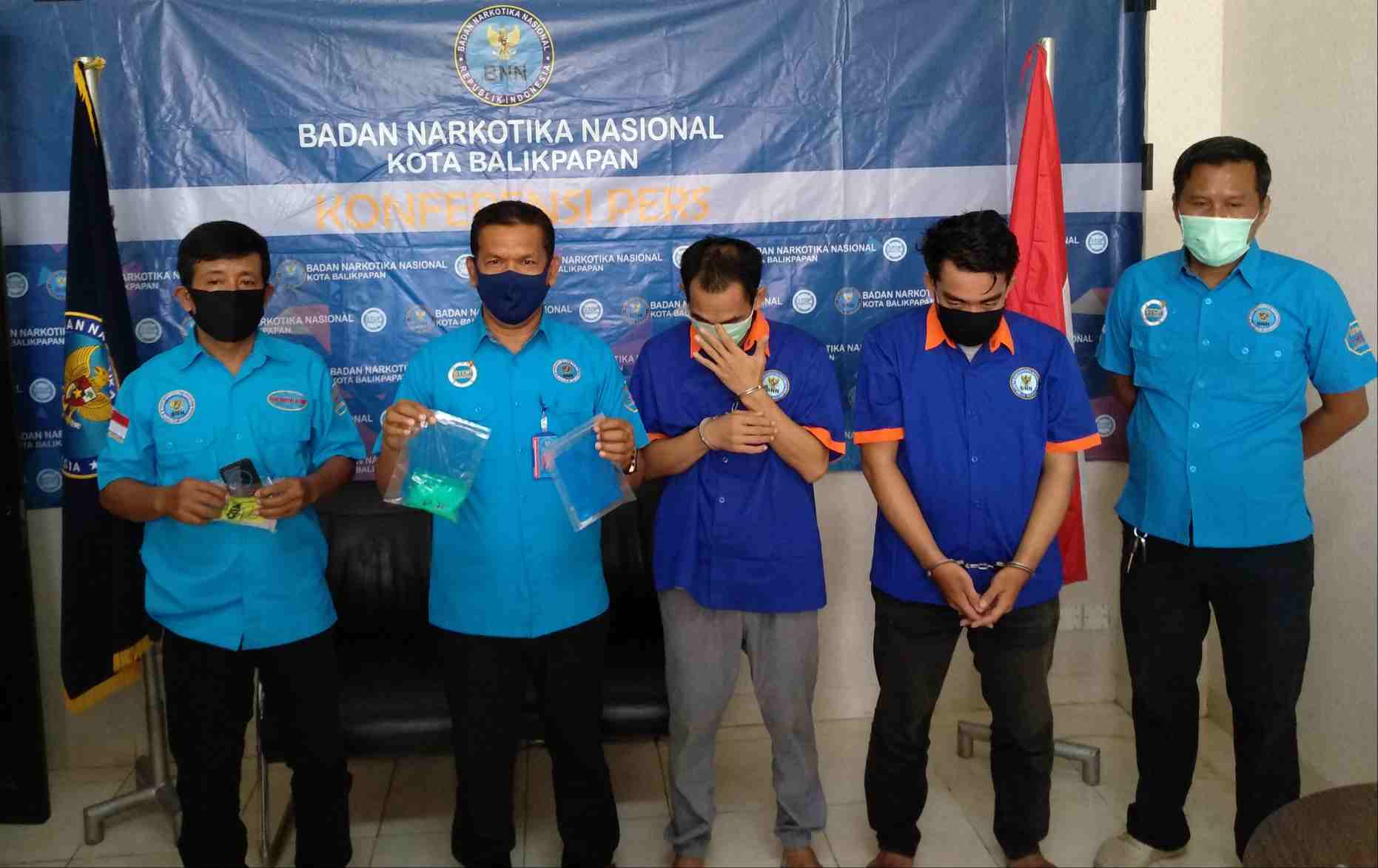 Kepala BNNK Balikpapan Kompol Daud (dua kiri) menunjukkan barang bukti sabu.