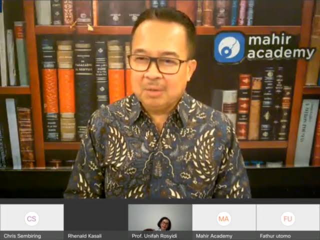 Guru besar Universitas Indonesia (UI) Rhenald Kasali menyampaikan paparan pada webinar bertajuk Self Driving for Teacher yang digelar PGRI, Sabtu (2/5)	(Hilmi Setiawan/Jawa Pos)