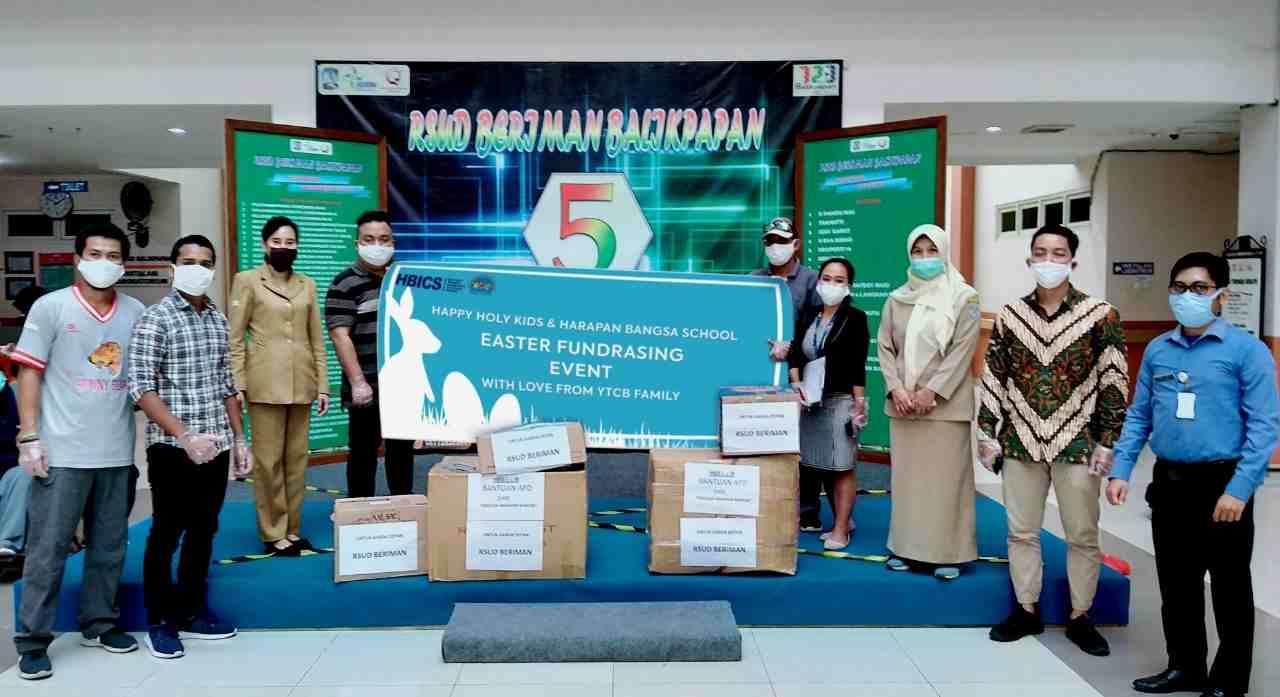 BENTUK KEPEDULIAN: Dalam perayaan Paskah tahun ini, Sekolah Harapan Bangsa menggelar kegiatan baksos dengan memberikan bantuan berupa APD ke tiga rumah sakit di Balikpapan.