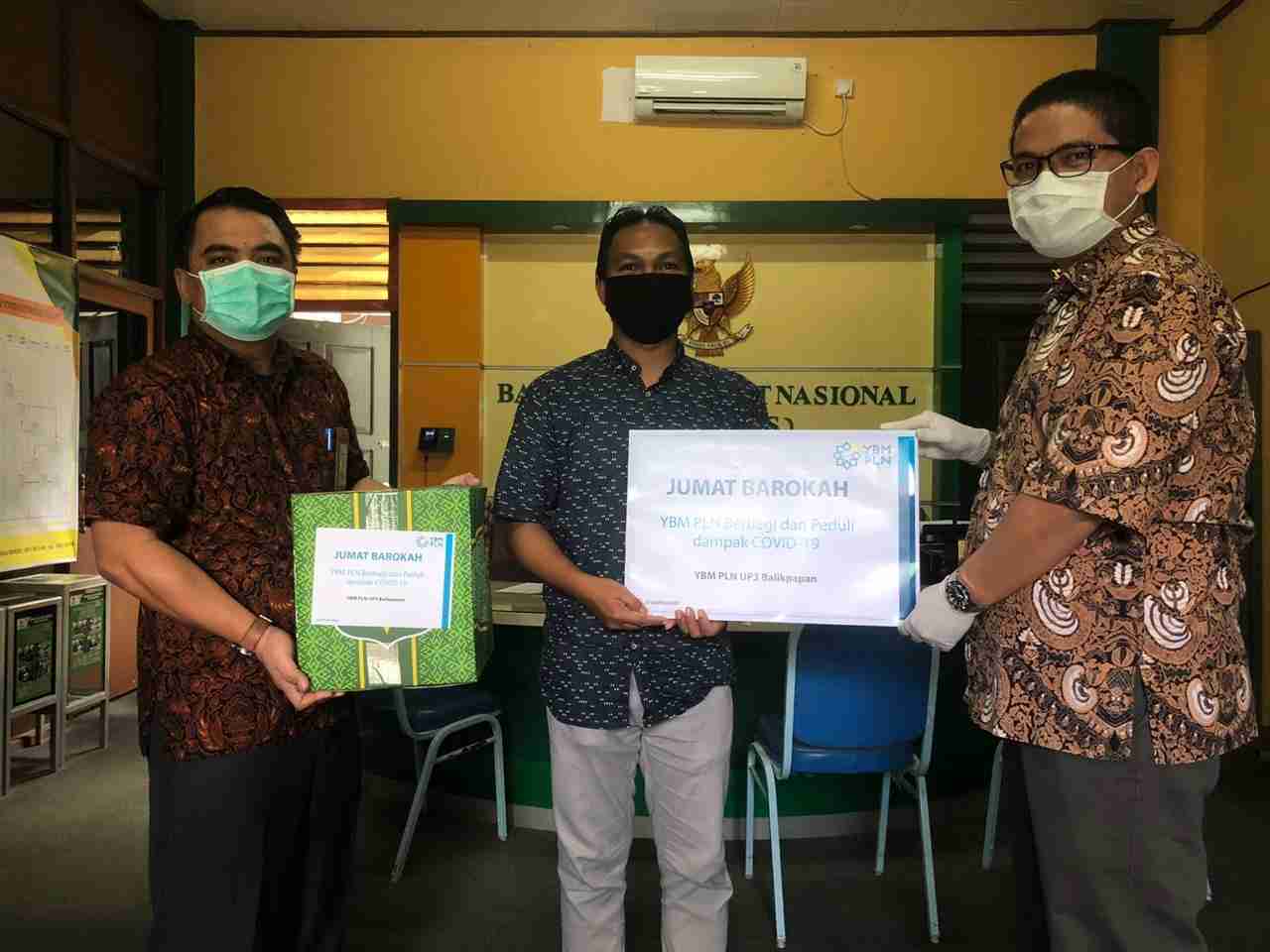 BENTUK KEPEDULIAN: Dihari yang sama, Albert Sitompul (kanan) dan Maryanto (kiri) menyerahkan bantuan paket sembako kepada Baznas kota Balikpapan untuk disalurkan kepada para mustahik.