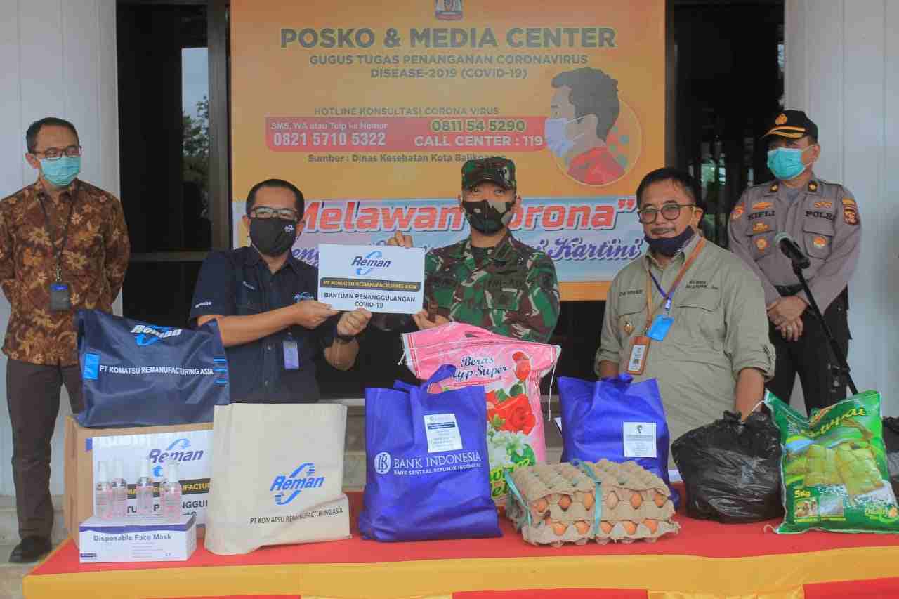Direktur Komatsu Remanufacturing Asia  Nasihin (dua kiri) menyerahkan bantuan secara simbolis diterima Dandim 0905 Balikpapan, Wali Kota Balikpapan,dan Kapolresta Balikpapan.